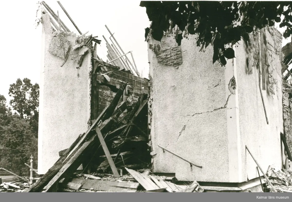 Hälleberga kyrka: Kyrkan brann ner 1976-10-18. Branden orsakades av ett elfel.
Tornet innan rivningen från SV.
