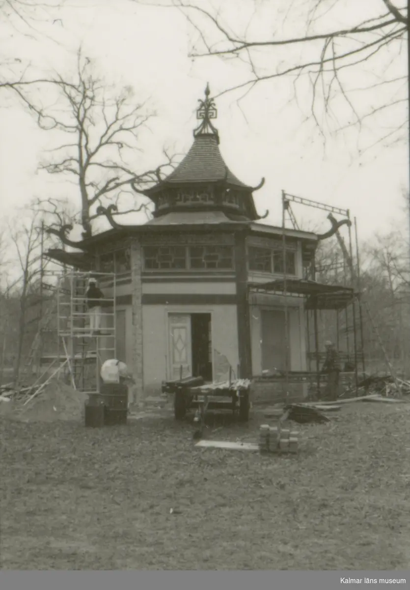 Kinesiska lusthuset under restaurering.