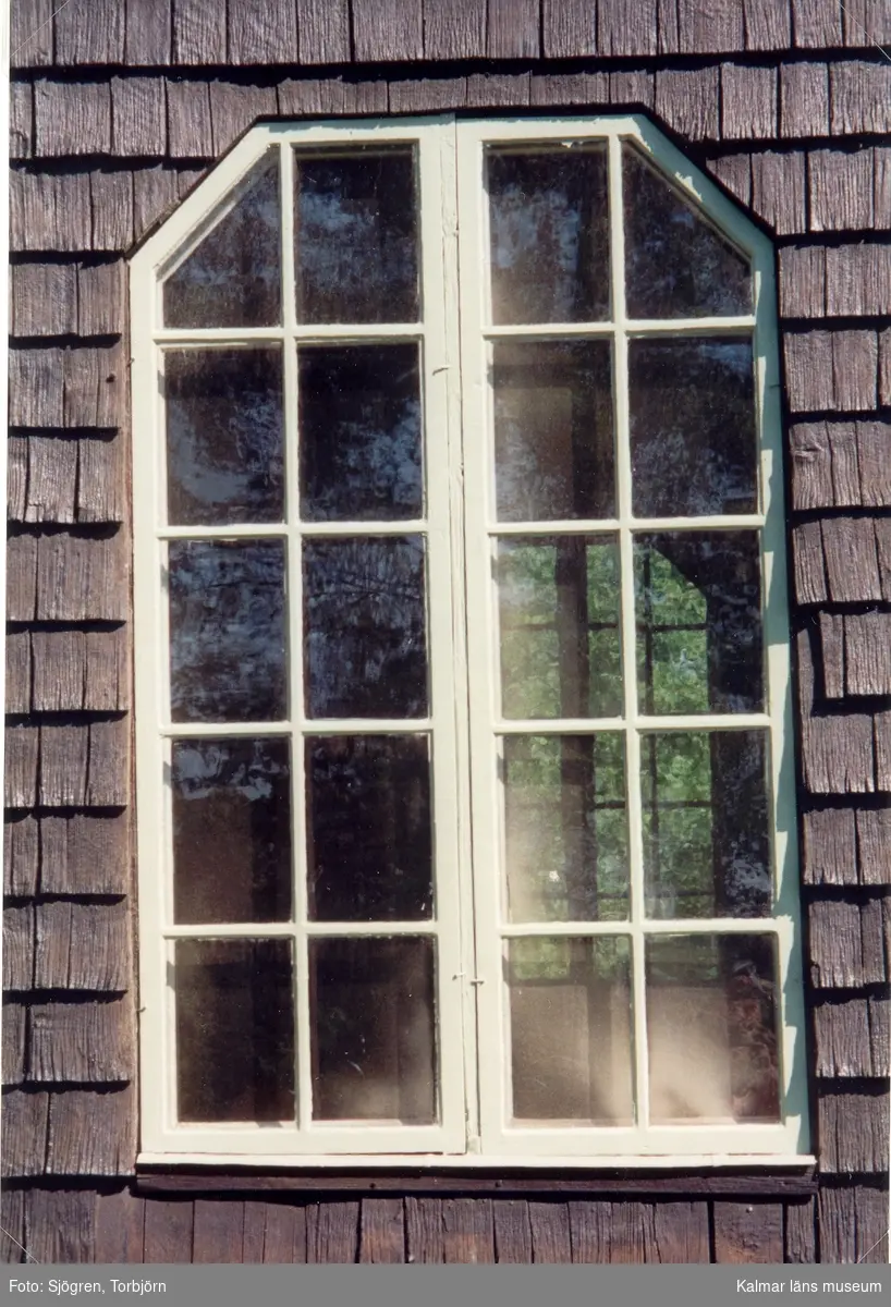 Fönster och spånklädd vägg på Pelarne kyrka.
