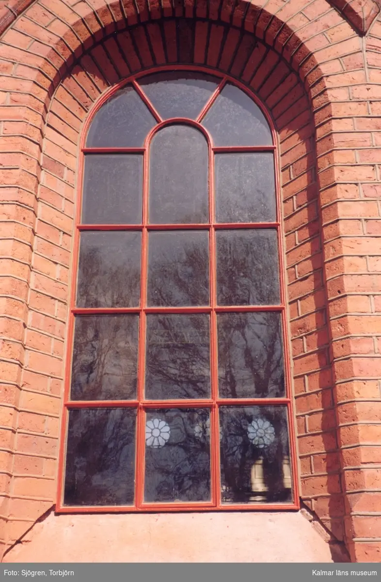 Fönster på Gladhammar kyrka.