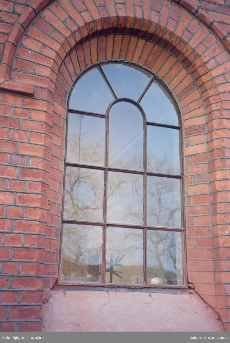 Fönster på Gladhammar kyrka vid restaurering.