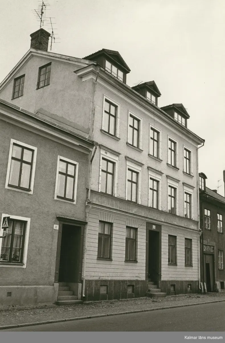 Byggnadsinventering juni 1974, bostadshus med fasad mot Proviantgatan. Bilderna är tagna inom ramen för Kalmar kommuns inventering av Kvarnholmens bebyggelse 1974 och skänkta till länsmuseet.