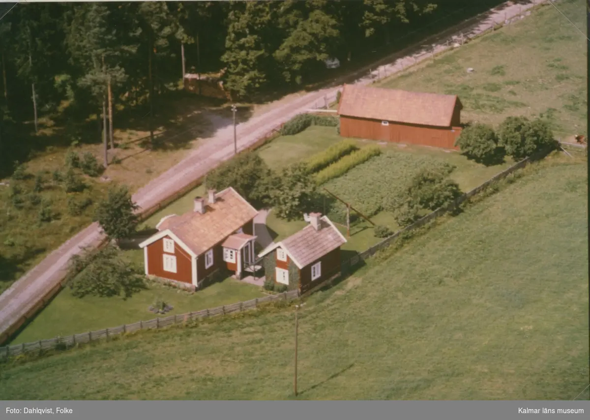 Bostadshus, enkelstuga, ekonomibyggnad och trädgård vid åkermark i Madesjö.