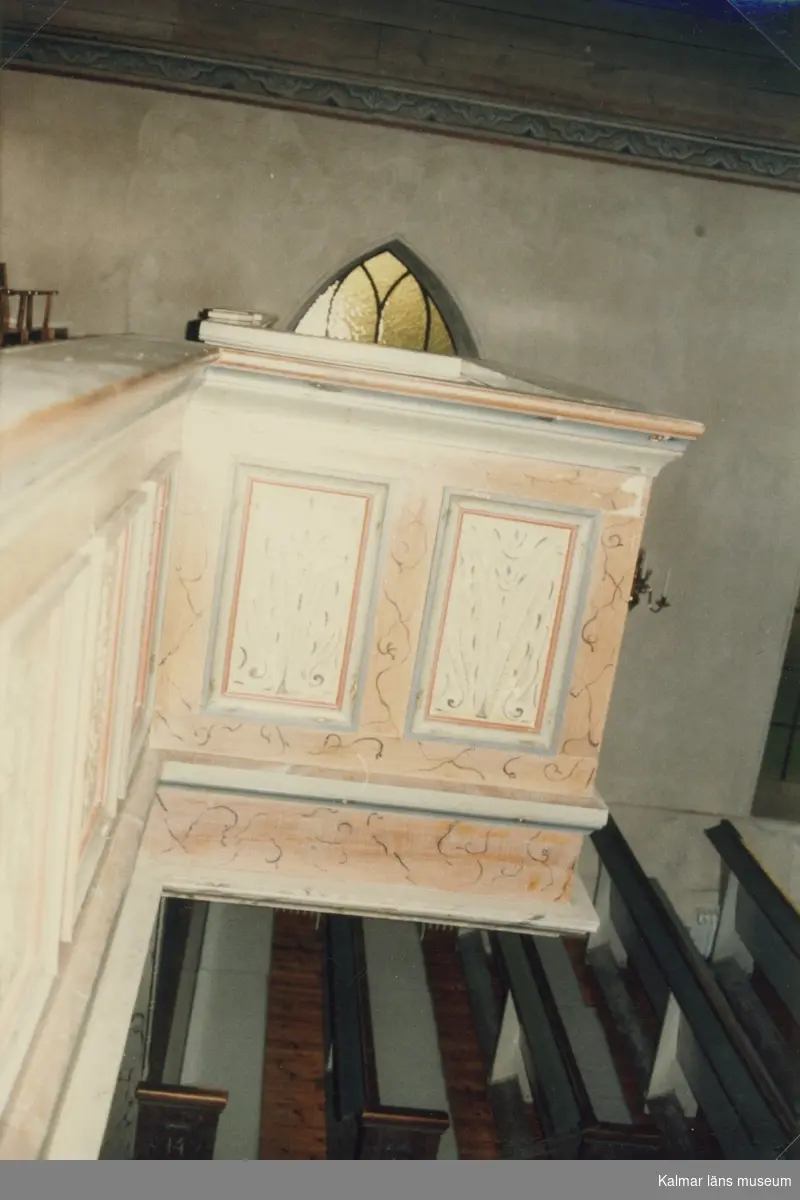 Interiör från den marmorerade orgelläktaren i Ankarsrums kyrka.
