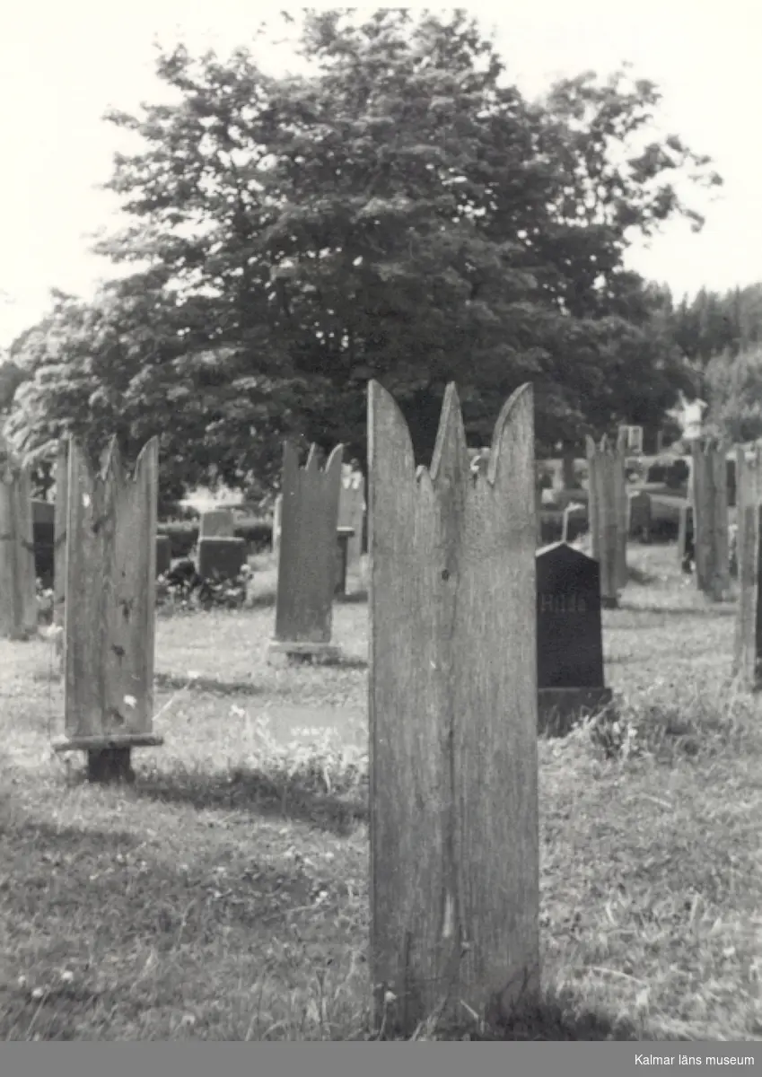 Träkors på Lönneberga kyrkogård.