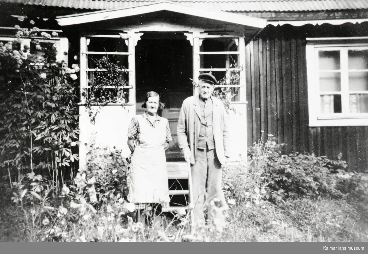 Carl Wiking med sin hustru Hildur utanför stugan i Furåkra, Lindshult, Kråksmåla sn.
