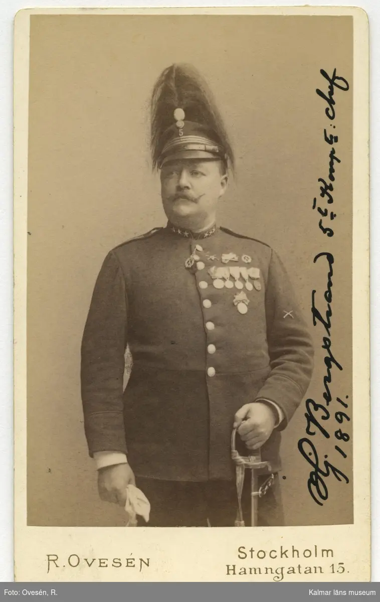 Bergstrand, Hj. Skarpskytt. Femtes kompaniets chef 1891. Han håller i en värja.