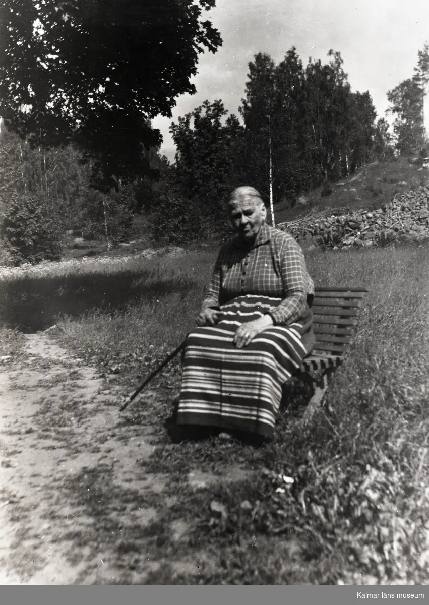 Mor Stava Isaksson 92 år ( kallas "Kuska-Stava" ). Bosatt på Stora Källtorp under Sadeshult.