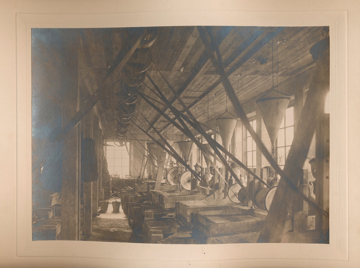 Åfors glasbruk 1922. Gravyrverkstad och sliperi. I mitten av bilden möjligen Gunnar Lange, far till hyttmästare Bertil Langevi.