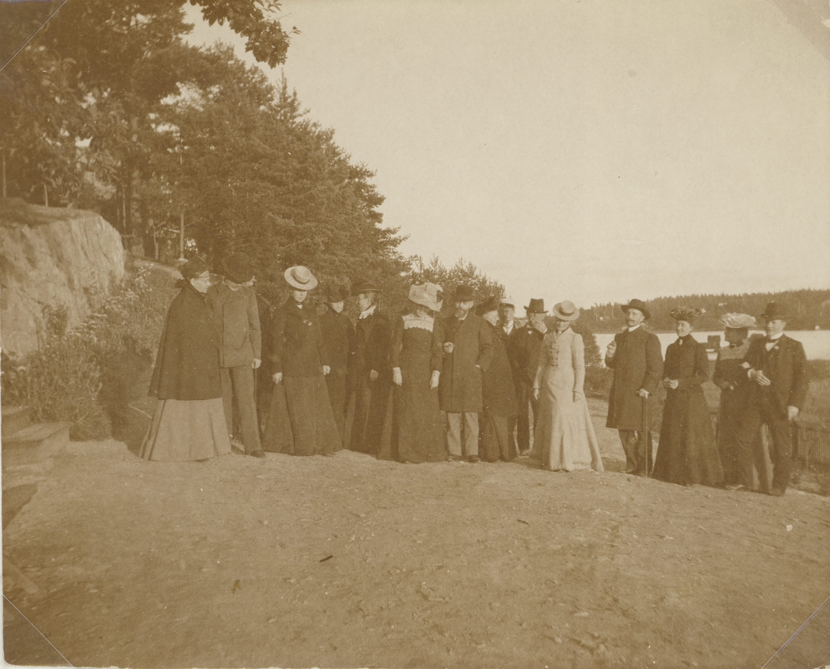 Släktmöte i trädgården sommaren 1902 hos Anna och Gustaf Ideström i Neglinge, Saltsjöbaden. Längst till vänster Anna och Gustaf Ideström.