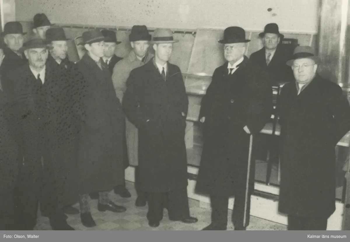 Män klädda i hatt och rock. Kalmar Läns Slakterier. Från höger direktör Gustaf Carlson, länsveterinär Theodor Helleborg i så kallat plommonstop samt i mitten rävfarmare Hjalmar Raymond, Loverslund.