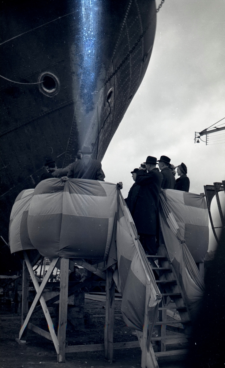 Sjösättning av fartyg på Kalmar varv med festligheter, 1940-talet.