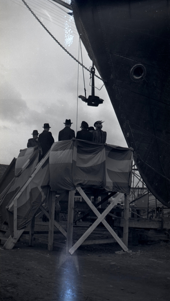 Sjösättning av fartyg på Kalmar varv med festligheter, 1940-talet.
