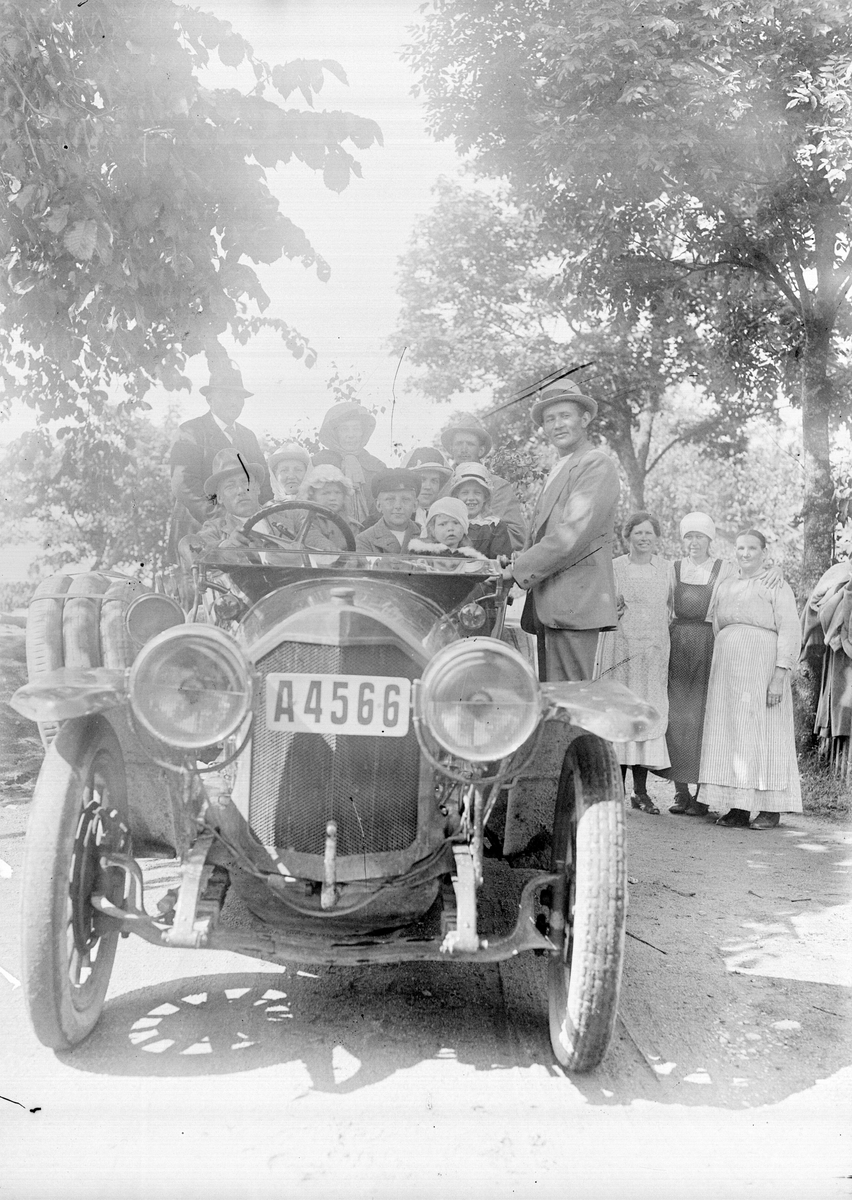 Stockholmsbilen med främmande hos Rollins i Sävasta, Altuna socken, Uppland 1920