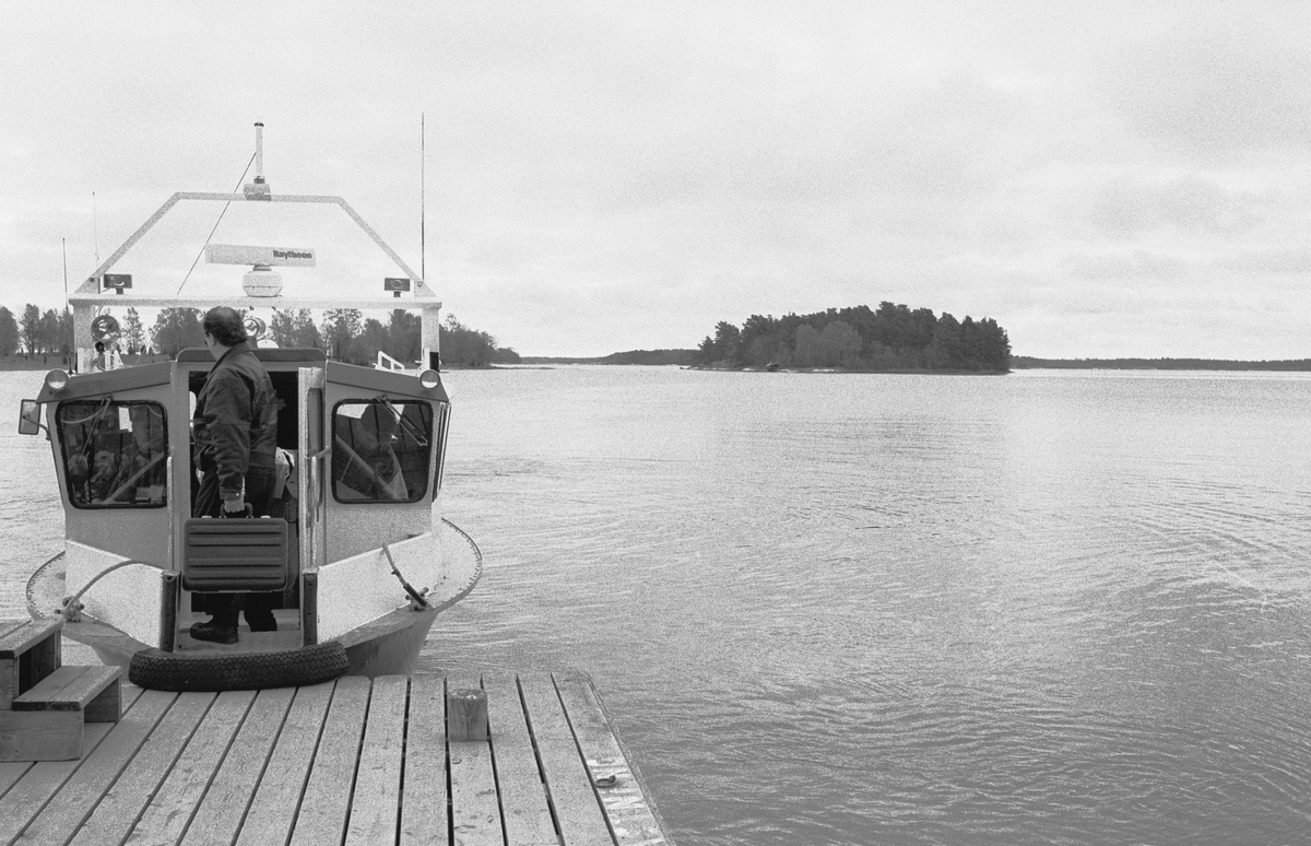 Båten till Möja vid bryggan på Ljusterö. Distansarbete intervju nr 8 och 9. >>