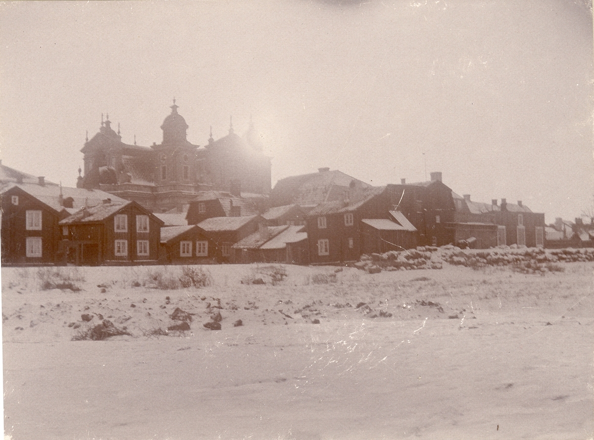 Bostadshus med domkyrkan i bakgrunden år 1896.