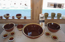Terrakottabrune, dreide boller i glassert keramikk fra Rørospotteriet.