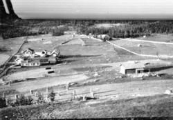 Biletet er teke etter at garden vart flytta i samband med ut