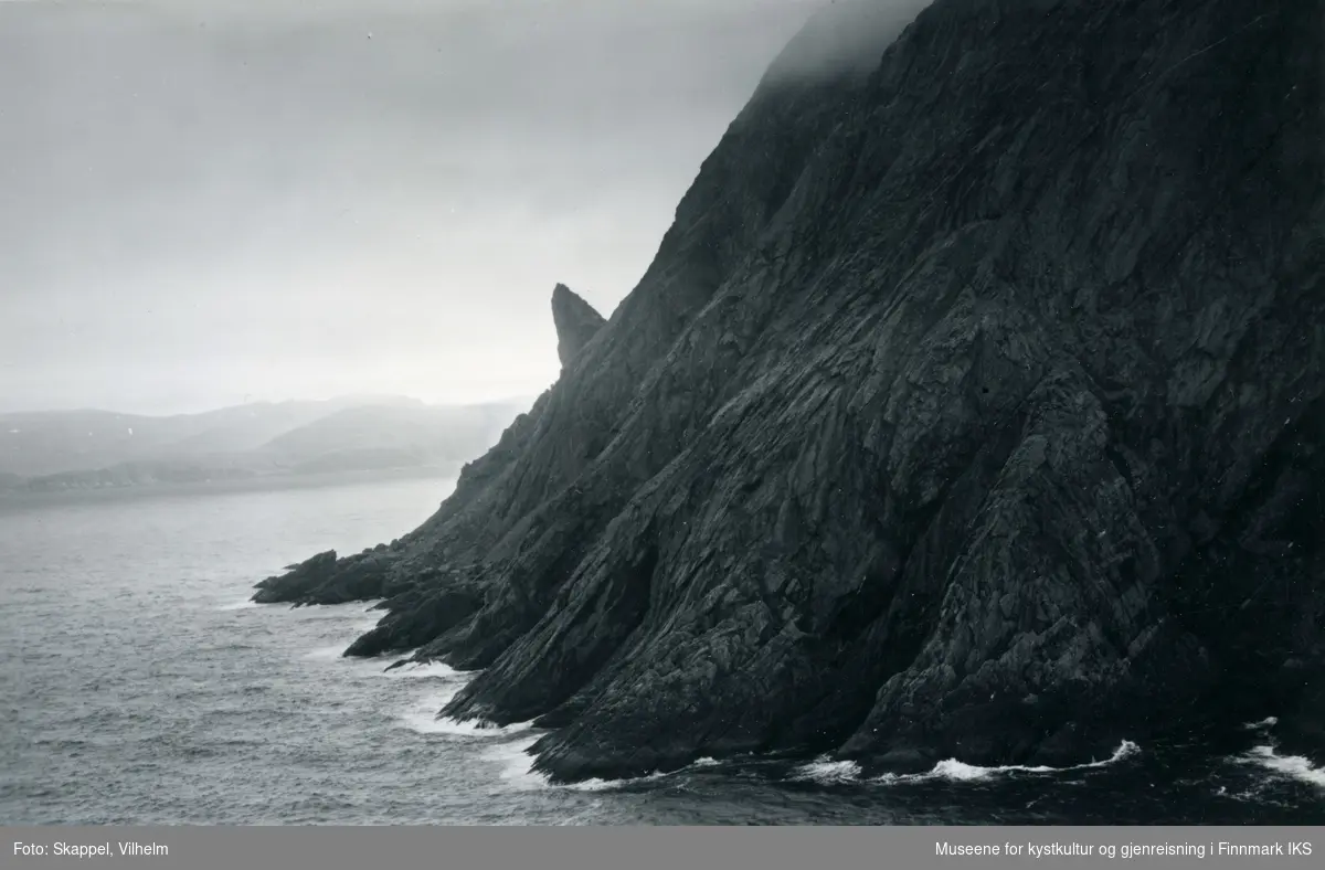 Flyfoto. Nordkapphornet på østsiden av Nordkapp-platået. 31.07.1952 ...