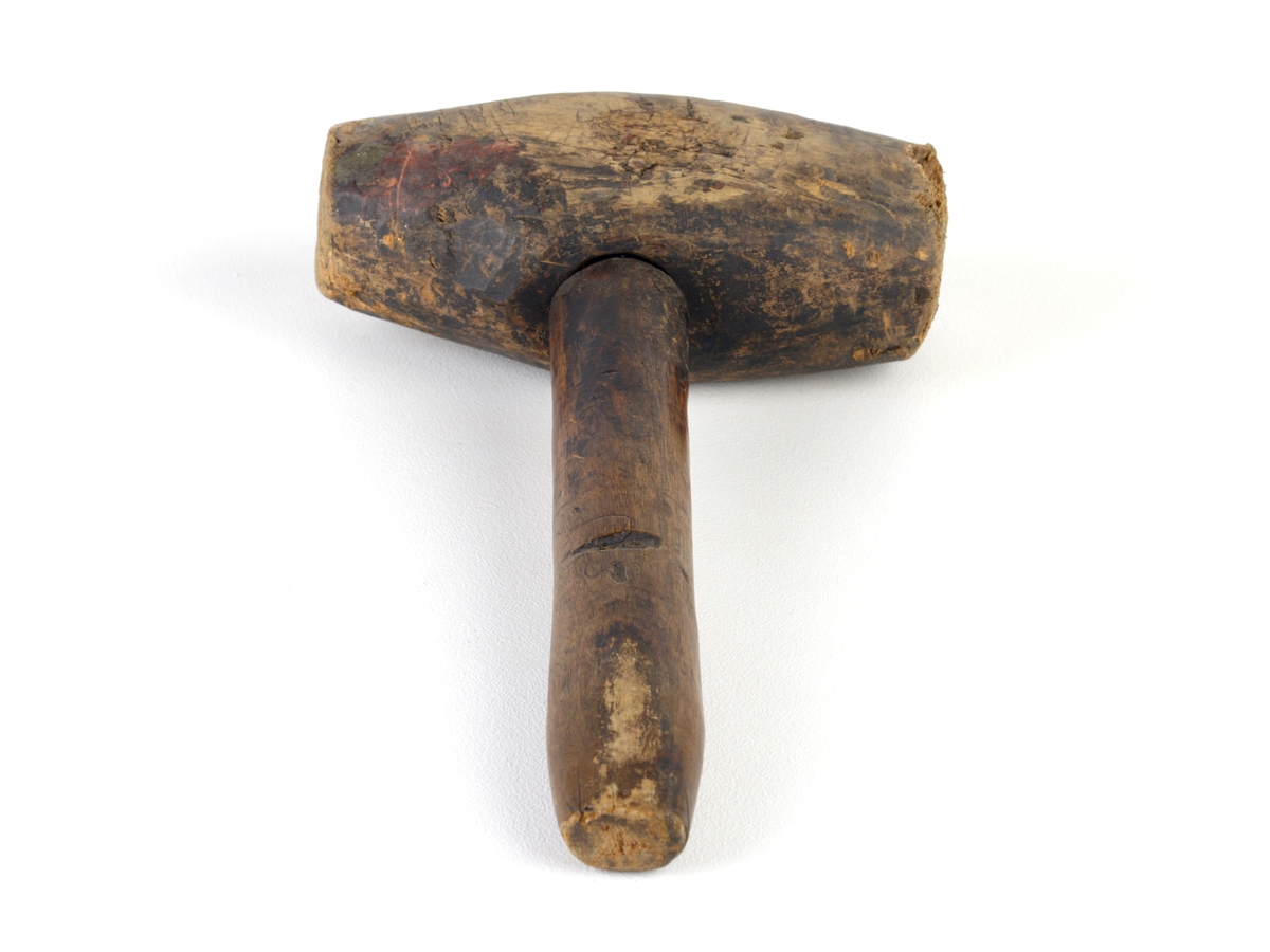 Trehammer, godt brukt, til å slå på trykkblokkene med.
