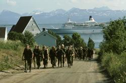 Soldater på utmarsj. Trondeneskirka og cruiseskip i bakgrunn