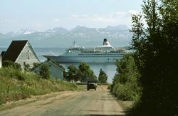 Trondenesveien, med Trondeneskirka og cruiseskip i bakgrunne