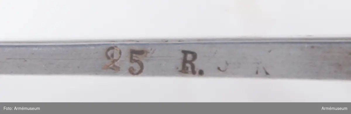 Klingan märkt "P ( 25 R. 5K". 
Bredd vid fäste: 35 mm.