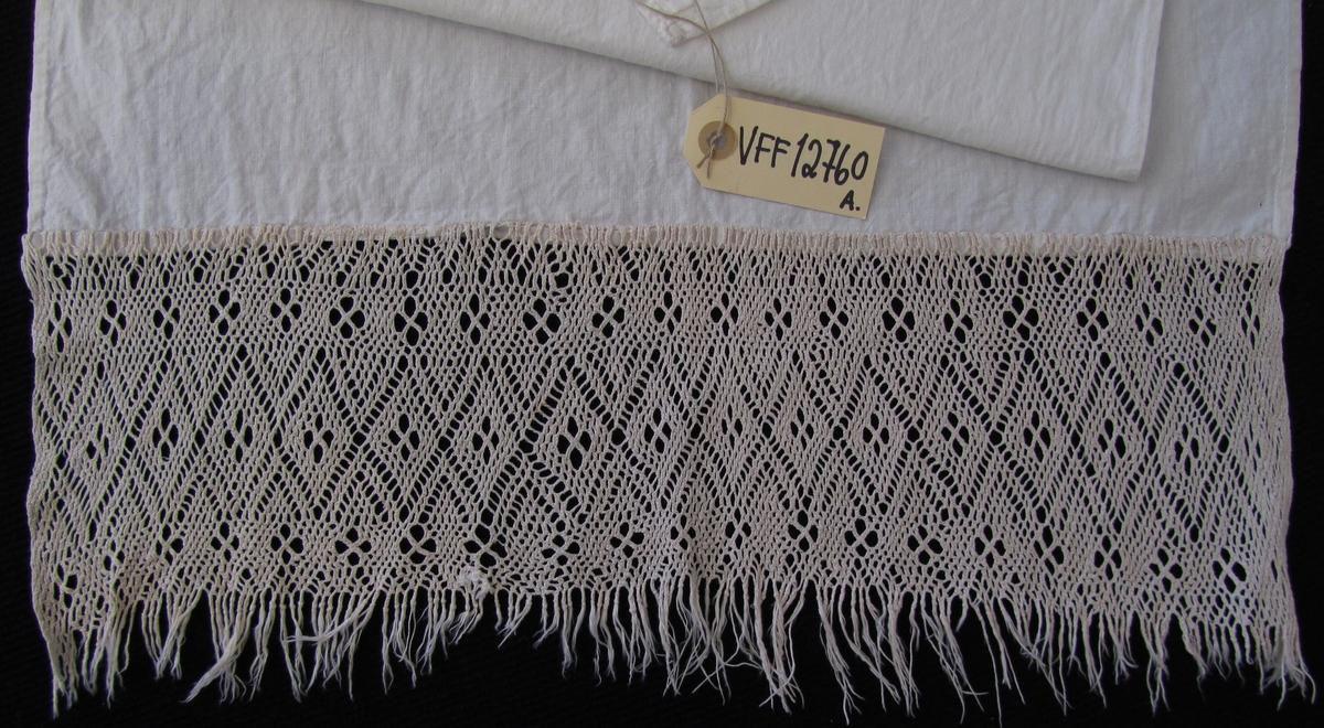 Julehandkle (a+b), kvit bord i firfletting påsydd eit bomullslerett.