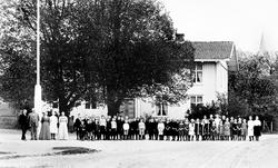 Sanne og Solli bruksskole. 
Bildet tatt utenfor skolebygning