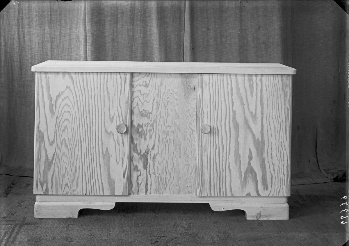 Møbel. 5 forskjellige skap. Kopi. Bestilt av Snekker Thorsen. Sakkestad.