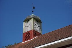 Hovinsholm, Nes, Ringsaker. 
Lukket klokketårn med illuderte