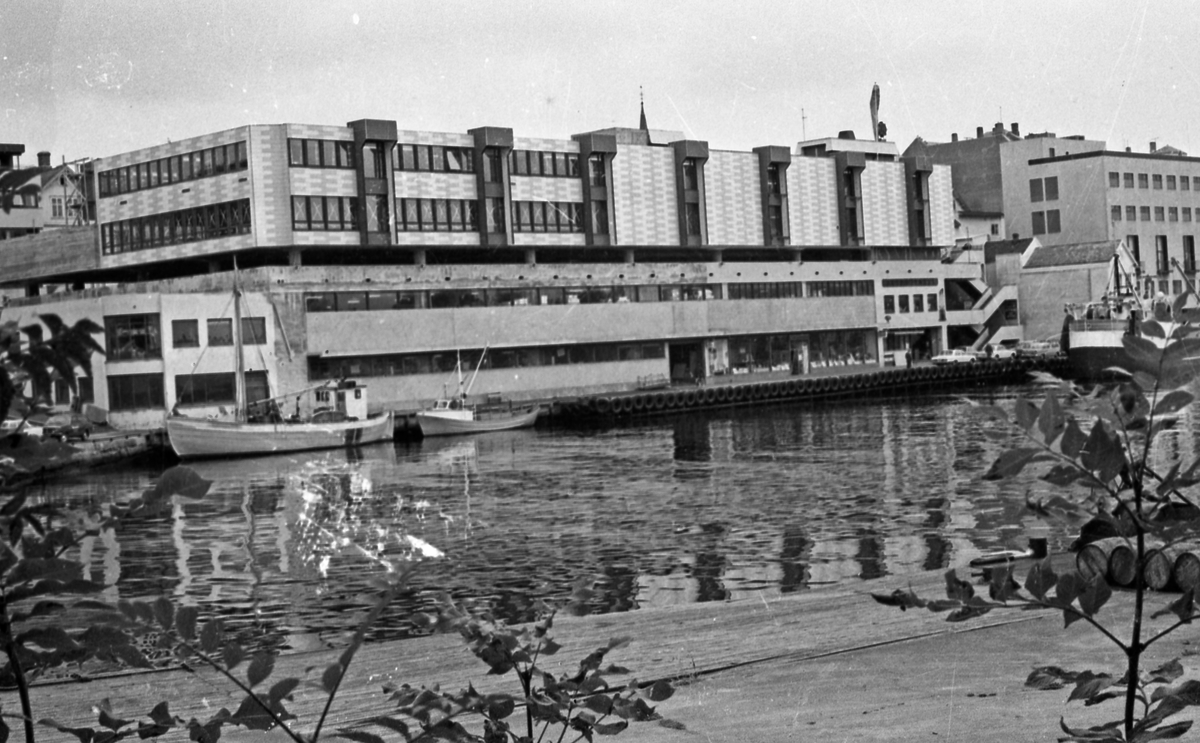 Sjøhuset. Forretningskompleks ved Smedasundet. Fiskebåter ligger ved kai.