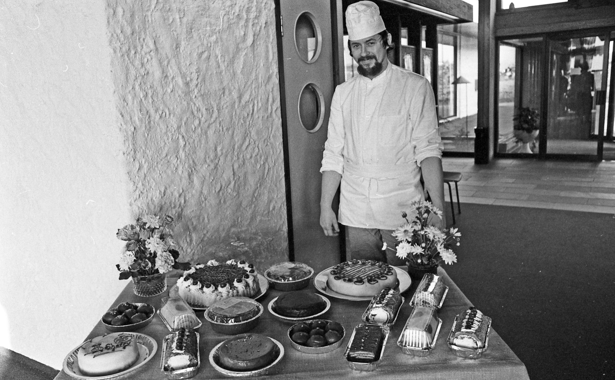 Mange smilende personer foran inngangspartiet på Park Hotel - tidligere Touring Motor Hotell. Kjøkkensjefen viser fram dessertutvalget. Kjøkkensjefen serverer middag for fornøyde gjester.