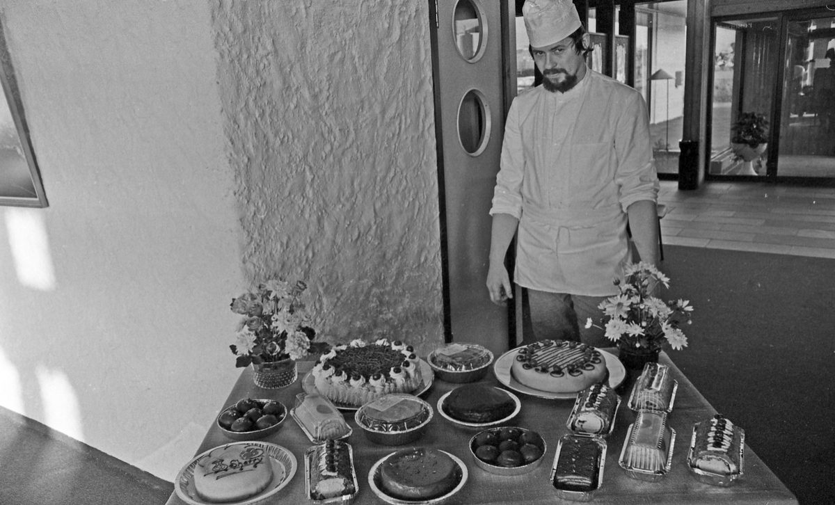 Mange smilende personer foran inngangspartiet på Park Hotel - tidligere Touring Motor Hotell. Kjøkkensjefen viser fram dessertutvalget. Kjøkkensjefen serverer middag for fornøyde gjester.