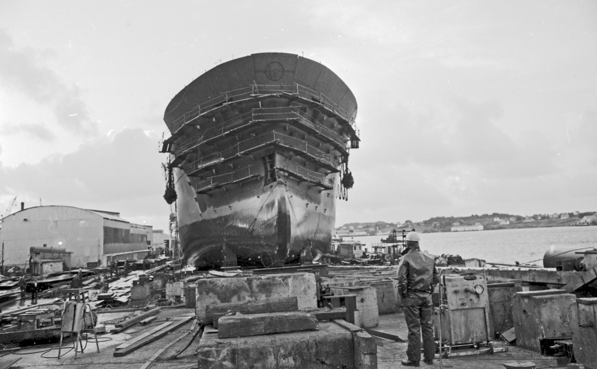 Sjøsetting på H.M.V. Et større skip som sjøsettes - verkstedarbeiderne ser på.