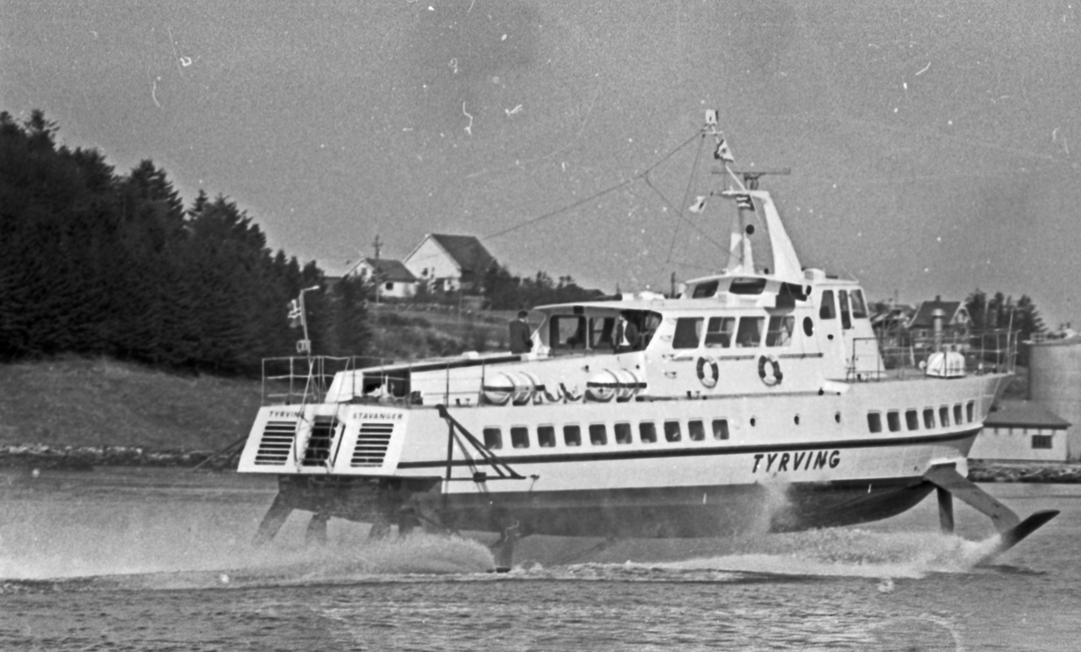 Westamaranen "Tryving". Gjennom Karmsundet til Haugesund. Skipet ved kai i Haugesund.