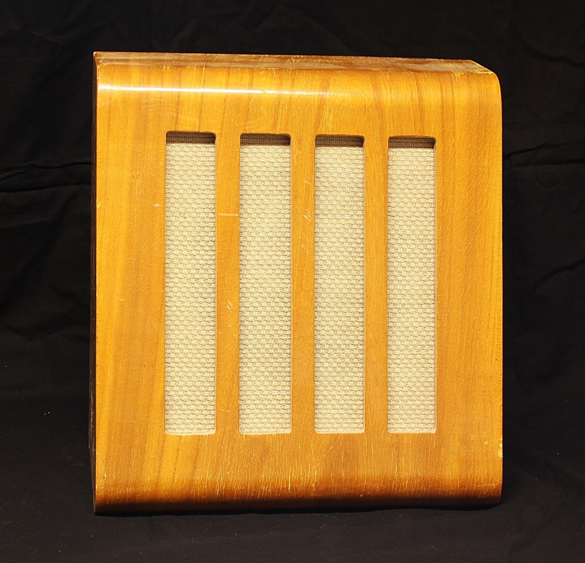 Trapesformet høyttaler til montering på vegg. Brukt på skole. Noe slitt i lakken, noe krakkelering.