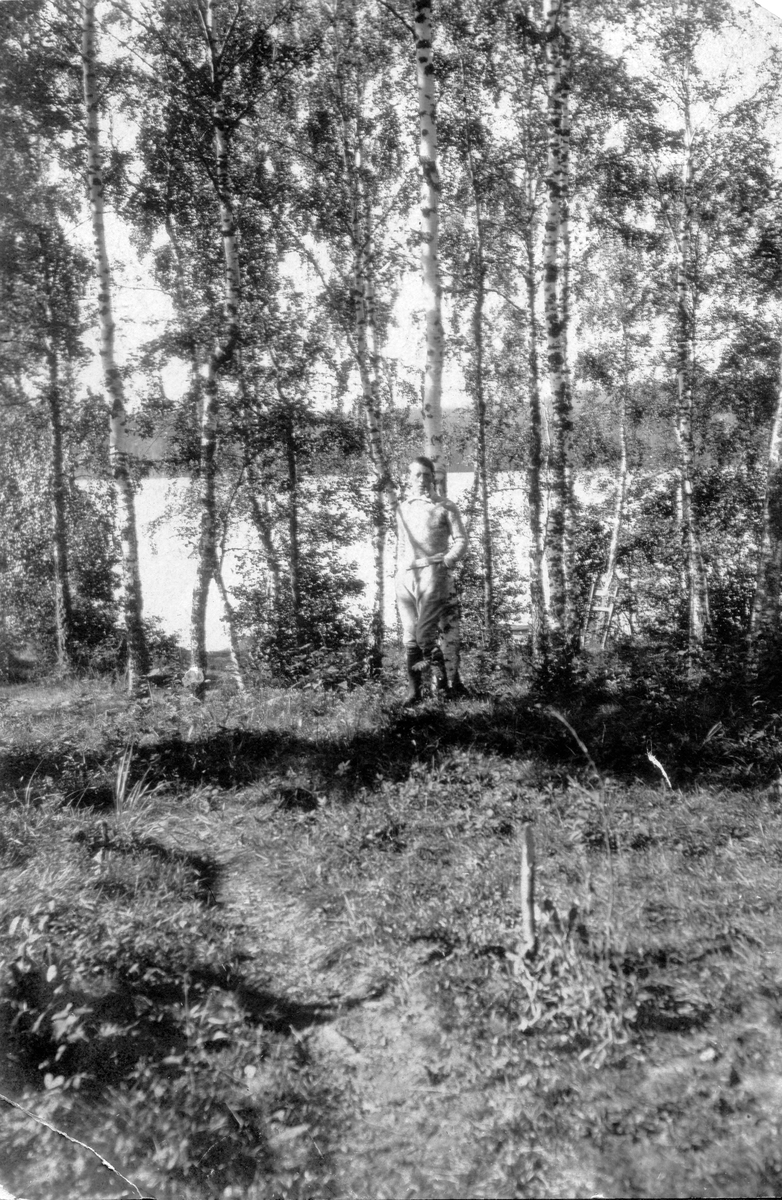 John Bauer i skogen vid Björkudden intill sjön Bunn utanför Gränna.