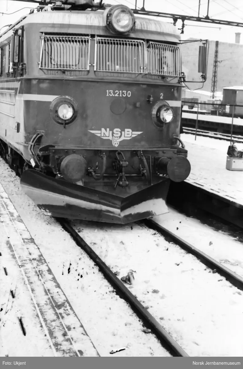 Elektrisk lokomotiv El 13 2130 - prøve med underliggende frontplog på Bergensbanen