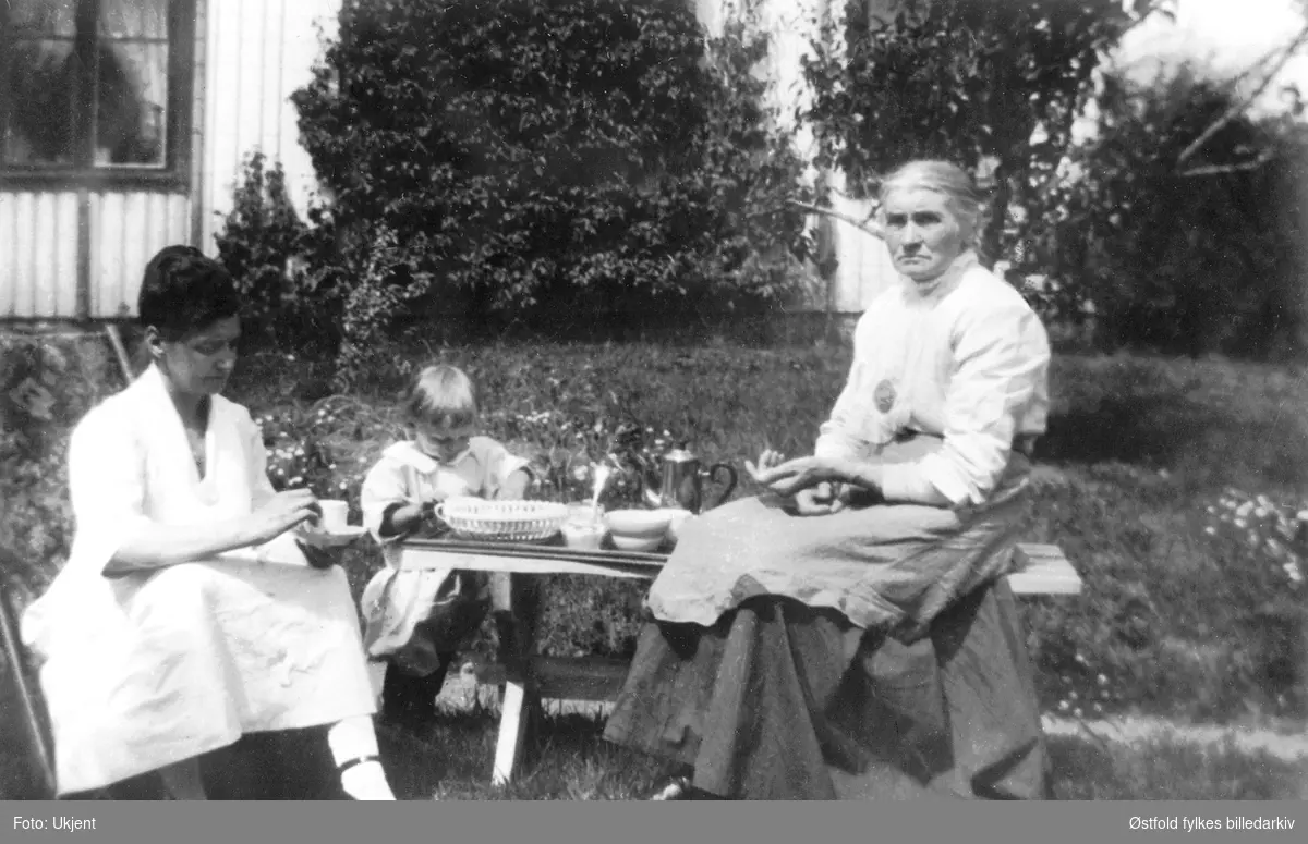 Kaffekos i hagen på Kjos, Skiptvet  ca. 1927. Datter Olga Hansen f. Skipperud, Oslo, barnebarn Marit Skipperud , kjos og Anette Skipperud f. Saxebøl F.1852 D.1930  - g.m. Martin Skipperud, Kjos.