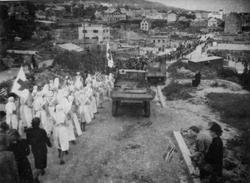 17.05.1945..17 mai toget går ned Myrabakken.