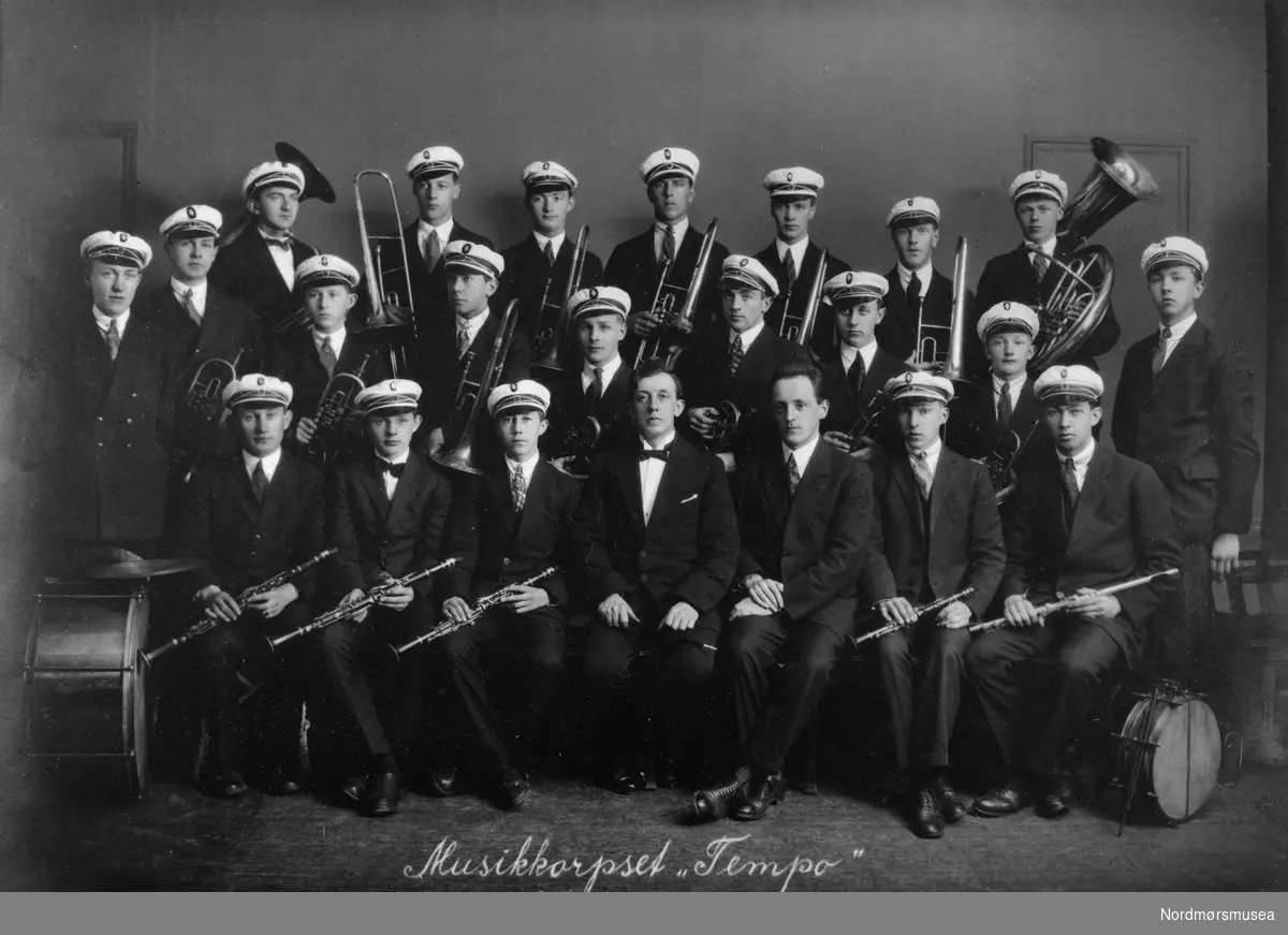 "Musikkorpset "Tempo" i 29/4 - 1927". Gruppefoto fra musikkorpset Tempo i Kristiansund. Bildet er datert 29. april 1927. Dirigent Kristian Elgsaas. Fotograf er ukjent. Fra Nordmøre museums fotosamlinger.