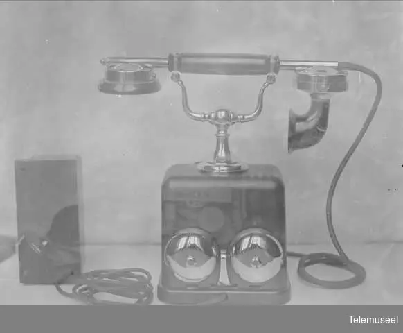 Telefon, automatisk bordapparat i stål,  Siemens & Halske, 13.2.1915. Elektrisk Bureau.
