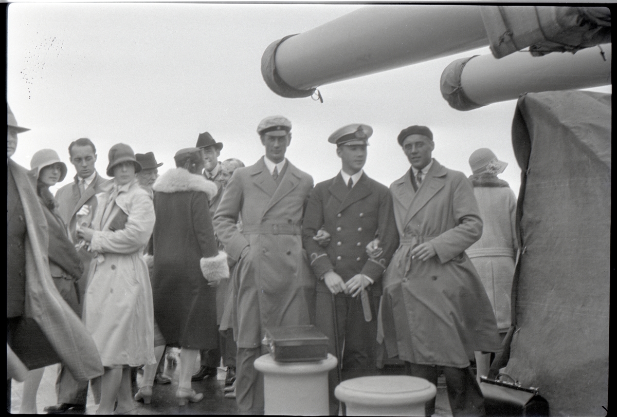 Civila besökare ombord på örlogsfartyg under flottuppvisning utanför Göteborg 1929. I fänriks uniform ses Gunvald Berger, männen vid hans sida har i hans anteckningar uppgivits heta Westman och Sundberg, men deras identitet är inte känd.