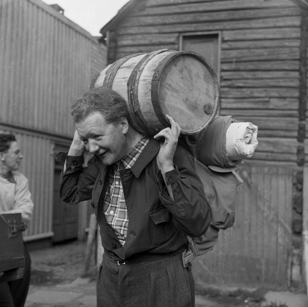 Ansatte hos Nor & Vacum A/S på tur til Kvikne for å plukke molter - avreise og hjemkomst