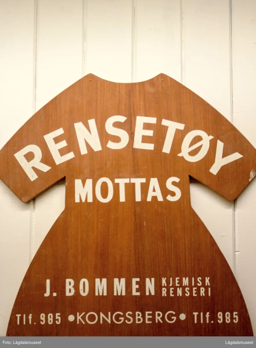 Reklameskilt i tre for J. Bommen - Kjemisk Renseri.