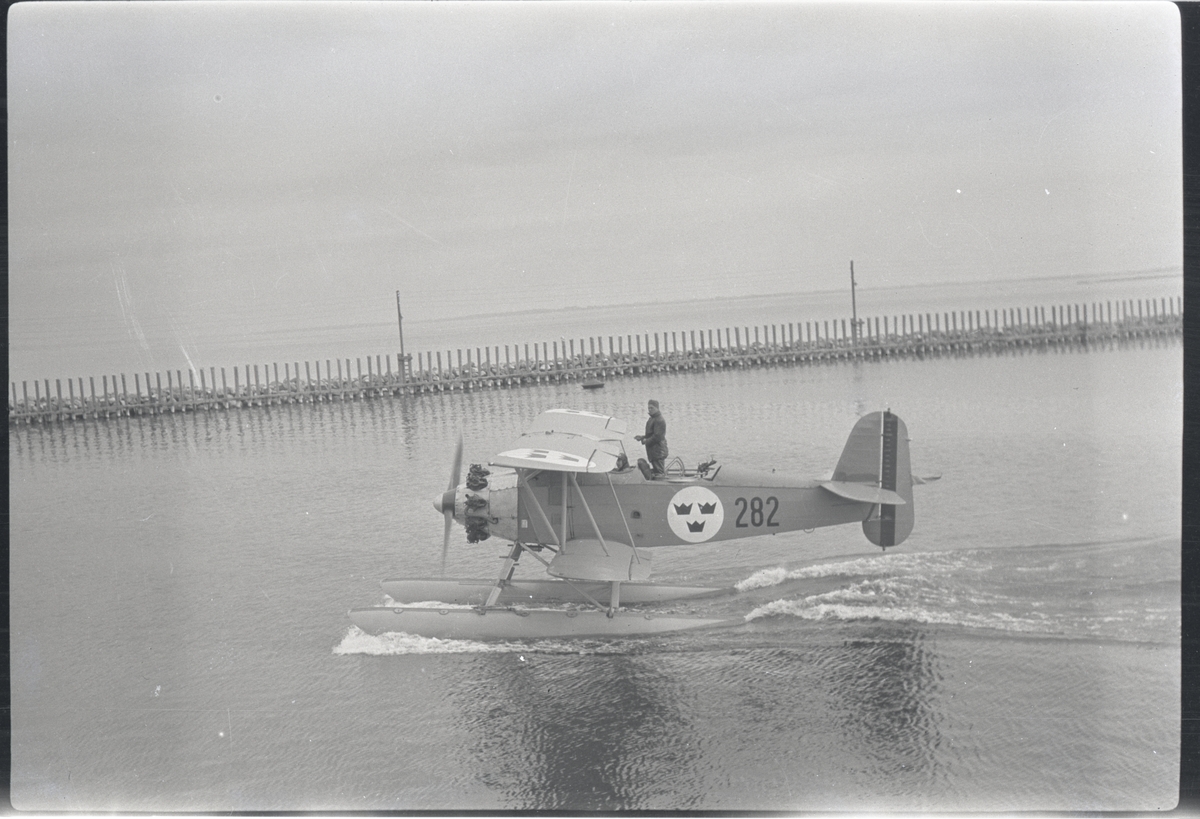 Jaktplan av typ Heinkel HD 19 (i svenska Flygvapnet J 4) fotograferat i Malmö hamn 1929.