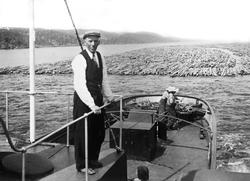 D/S Øieren med tømmerslep i Trøgstad ca. 1930. På brua skipp