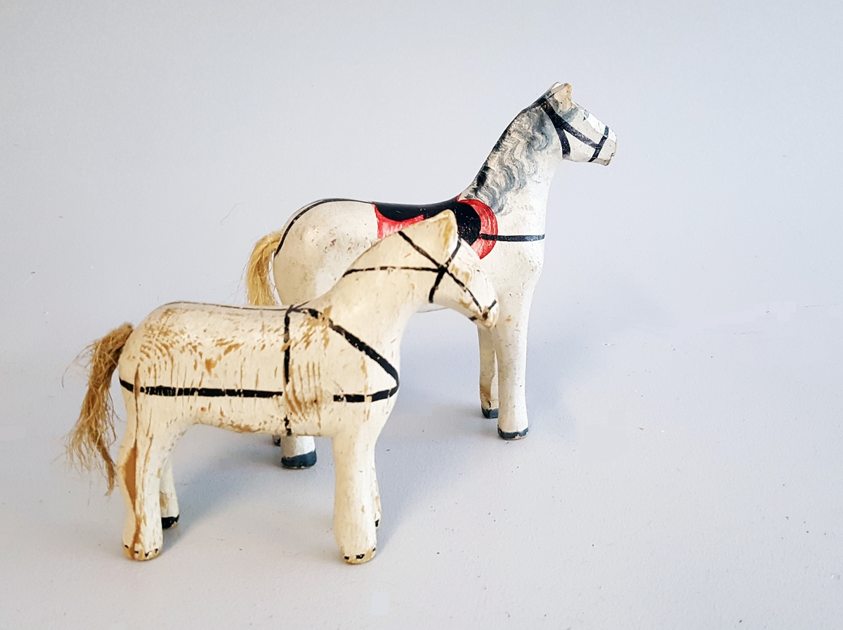 2 leiketøy hestar - måla med enkel dekor