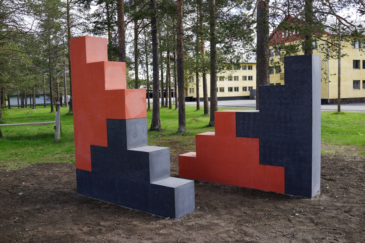Fire elementer i betong med innstøpt pigment satt sammen til to frittstående skulpturer, og som kan både brukes til trening og å sitte på.